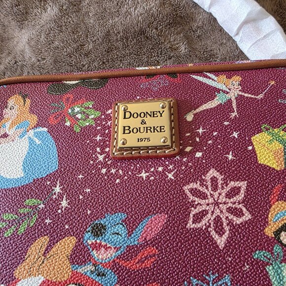 Disney Dooney & Bourke 2023 Christmas Holiday Camera Crossbody Bag NWT Rare - Picture 7 of 16
